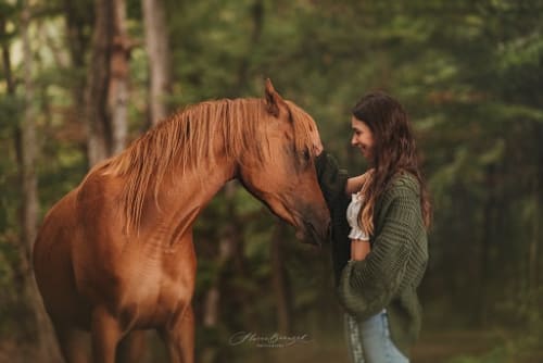 /_vercel/image?url=/Portrait+d'une+femme+qui+caresse+un+cheval+sur+la+t%C3%AAte+au+Luxembourg.&w=1536&q=100