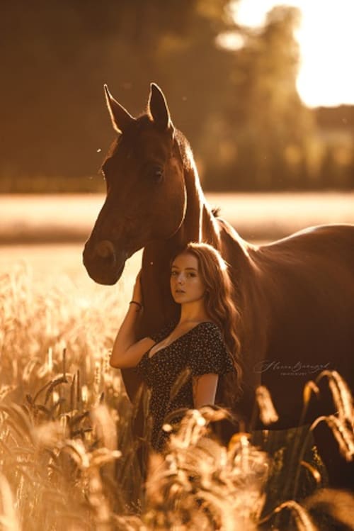 /_vercel/image?url=/Femme+rousse+dans+un+champ+de+bl%C3%A9+au+couch%C3%A9+du+soleil+au+Luxembourg.&w=1536&q=100