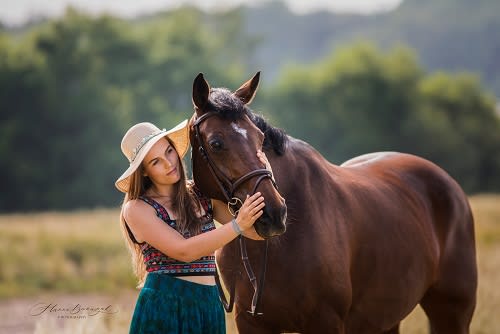 /_vercel/image?url=/Portrait+d'une+femme+avec+un+chapeau+et+un+cheval+en+%C3%A9t%C3%A9+au+Luxembourg.&w=1536&q=100