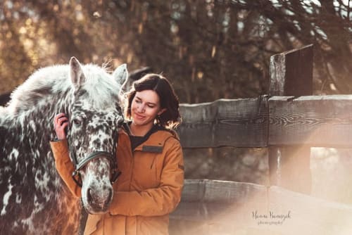 /_vercel/image?url=/Portrait+d'une+femme+et+un+cheval+tachet%C3%A9+au+Luxembourg.&w=1536&q=100