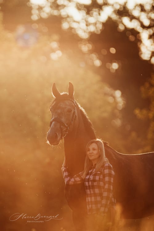 /_vercel/image?url=/Portrait+d'une+femme+et+d'un+cheval+en+contre-jour+au+Luxembourg.&w=1536&q=100