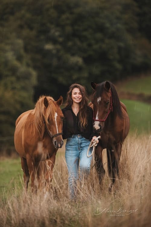 /_vercel/image?url=/Portrait+d'une+femme+avec+deux+chevaux+au+Luxembourg.&w=1536&q=100