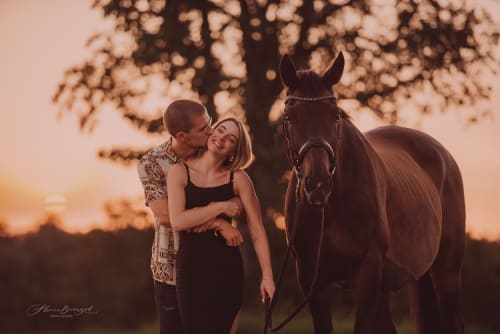 /_vercel/image?url=/Session+of+couple+with+horse+in+Sinz,+Germany.&w=1536&q=100