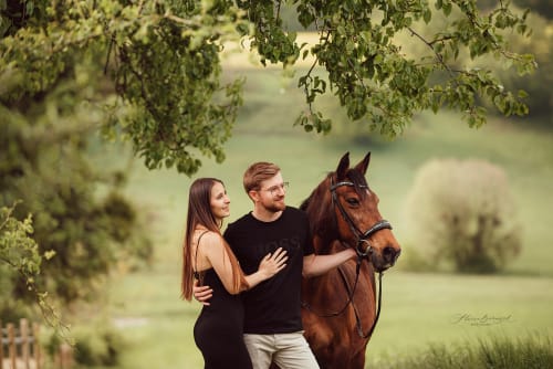 /_vercel/image?url=/Couple+with+a+horse+in+the+nature.&w=1536&q=100