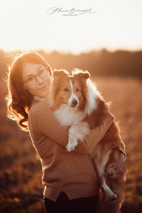 /_vercel/image?url=/Border+collie+dog+with+his+owner+during+spring+sunset.&w=1536&q=100