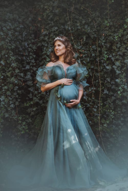 /_vercel/image?url=/Photo+d'une+femme+enceinte+en+robe+de+princesse+dans+la+nature+au+Luxembourg.&w=1536&q=100