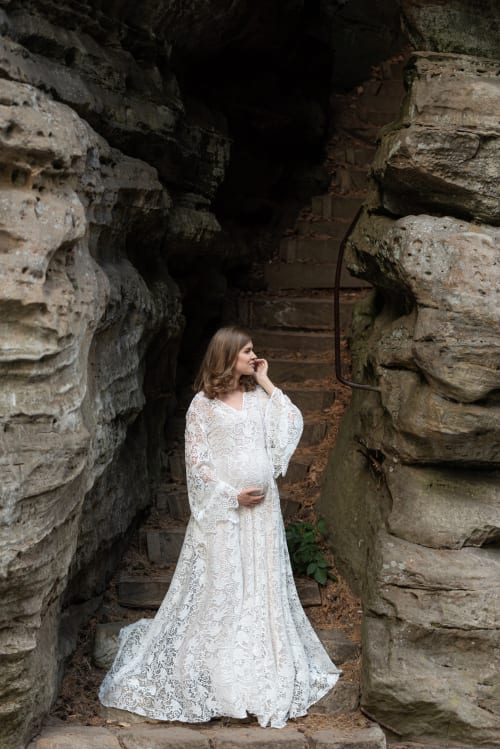 /_vercel/image?url=/Portrait+d'une+femme+enceinte+en+roche+blanche+au+Luxembourg.&w=1536&q=100