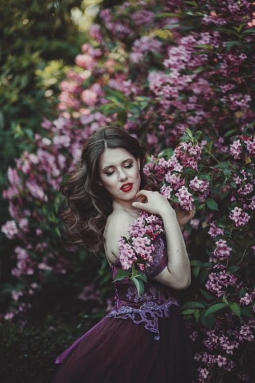 /_vercel/image?url=/Photo+portrait+avec+une+robe+de+conte+de+f%C3%A9e+au+Printemps+au+Luxembourg.&w=1536&q=100