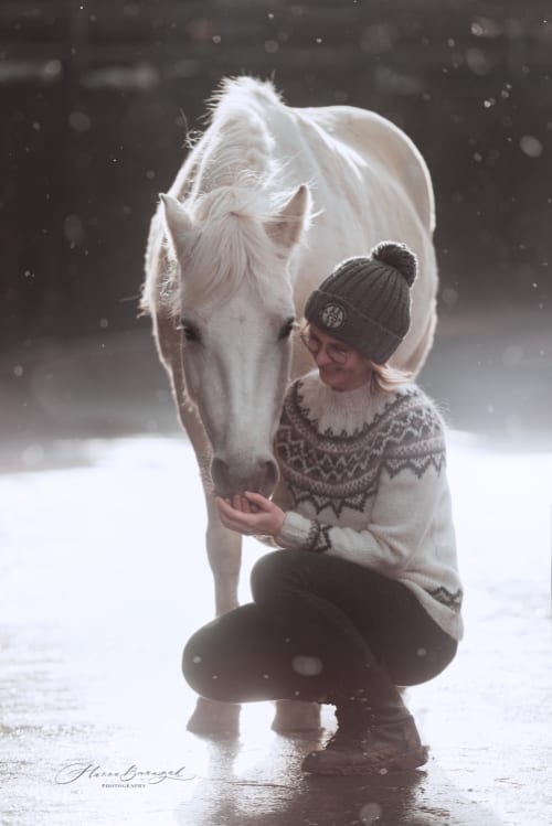 /_vercel/image?url=/Girl+with+white+poney+and+snow.&w=1536&q=100