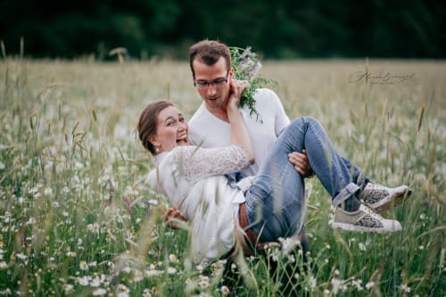 /_vercel/image?url=/Men+is+carrying+his+fiance+in+arms+through+the+grass.&w=1536&q=100