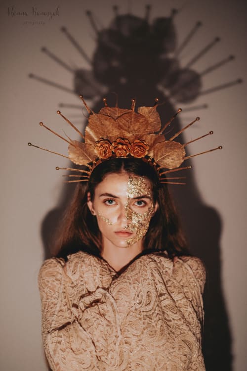 /_vercel/image?url=/Fine+Art+photography+of+golden+Queen+in+interior+in+Luxembourg.&w=1536&q=100