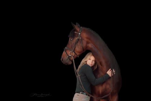 /_vercel/image?url=/Fille+avec+son+cheval.&w=1536&q=100