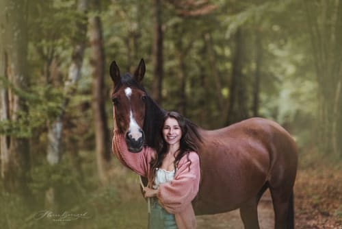 /_vercel/image?url=/Portrait+d'une+femme+souriante+et+un+cheval+dans+la+nature+au+Luxembourg&w=1536&q=100