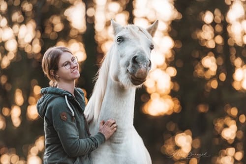 /_vercel/image?url=/Portrait+d'une+femme+et+un+cheval+qui+fait+une+drole+de+t%C3%AAte.&w=1536&q=100