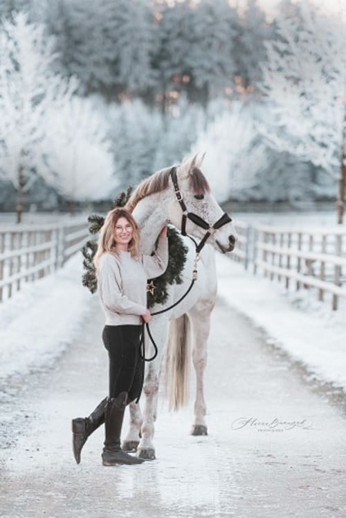 /_vercel/image?url=/Portrait+d'une+femme+et+un+cheval+sur+un+chemin+glac%C3%A9+au+Luxembourg.&w=1536&q=100