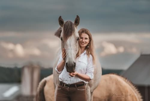 /_vercel/image?url=/Portrait+d'une+femme+heureuse+et+un+cheval+au+Luxembourg.&w=1536&q=100