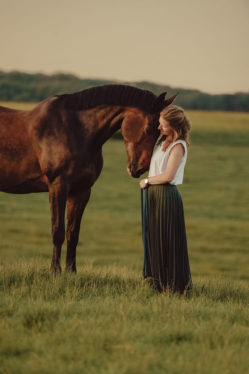 /_vercel/image?url=/Girl+with+horse+on+the+paddock+during+summer+sunset.&w=1536&q=100