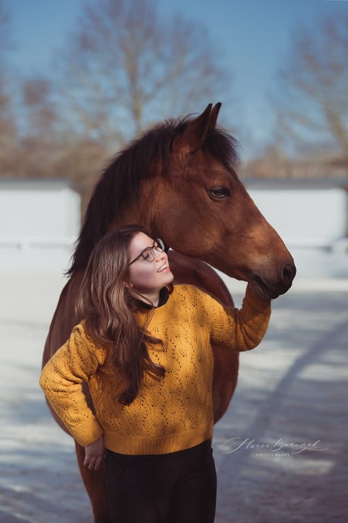 /_vercel/image?url=/Girl+in+yellow+pullover+leaning+on+the+brown+horse.+&w=1536&q=100