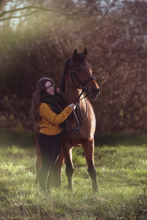 /_vercel/image?url=/Girl+on+the+meadow+in+yellow+pullover+hugs+horse.+&w=1536&q=100