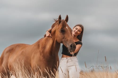 /_vercel/image?url=/Portrait+d'une+jolie+femme+qui+enlace+un+cheval+au+Luxembourg.&w=1536&q=100