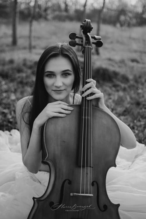 /_vercel/image?url=/Portrait+photo+d'une+femme+avec+un+instrument+violoncelle+au+Luxembourg.&w=1536&q=100