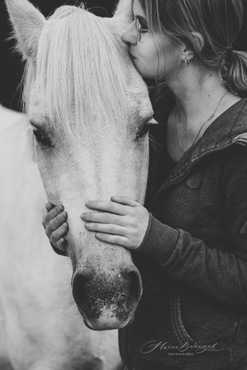 /_vercel/image?url=/Portrait+d'une+femme+qui+fait+une+bise+sur+la+t%C3%AAte+d'un+cheval.&w=1536&q=100