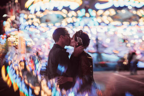 /_vercel/image?url=/Kissing+couple+on+Schouberfouer+market+with+bokeh+in+background,+in+Luxembourg+city.&w=1536&q=100