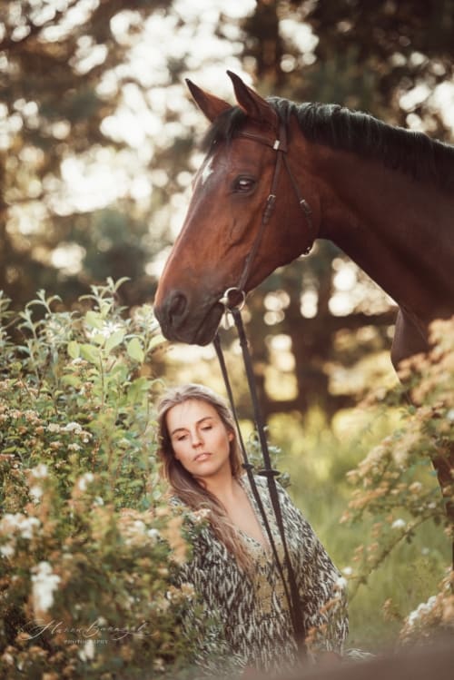 /_vercel/image?url=/Kobieta+z+koniem+podczas+zachodu+slonca+w+stajni.&w=1536&q=100