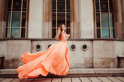 /_vercel/image?url=/Photo+avec+une+longue+robe+de+princesse+flottant+au+vent+au+Trocadero+%C3%A0+Paris.&w=1536&q=100