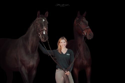 /_vercel/image?url=/Fille+avec+deux+chevaux.&w=1536&q=100