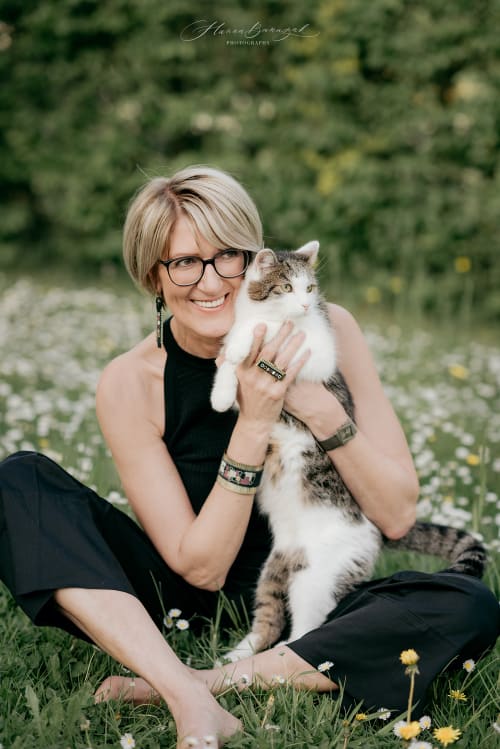 /_vercel/image?url=/Portrait+of+a+woman+and+her+cat.&w=1536&q=100