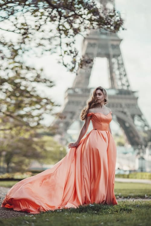 /_vercel/image?url=/Photo+de+conte+de+f%C3%A9e+avec+une+robe+margoconcept+devant+la+tour+eiffel+%C3%A0+Paris.&w=1536&q=100