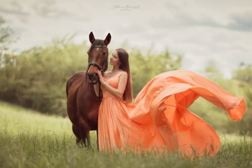 /_vercel/image?url=/Kobieta+w+sukni+stoi+obok+konia.&w=1536&q=100