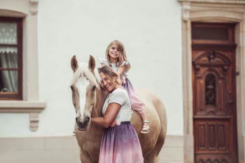 /_vercel/image?url=/Portrait+d'une+maman,+sa+fille+et+un+cheval+dor%C3%A9+au+Luxembourg.&w=1536&q=100