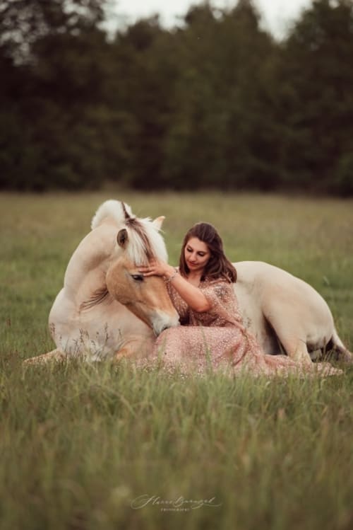 /_vercel/image?url=/Kobieta+z+koniem+leza+na+ziemii+na+lace.&w=1536&q=100