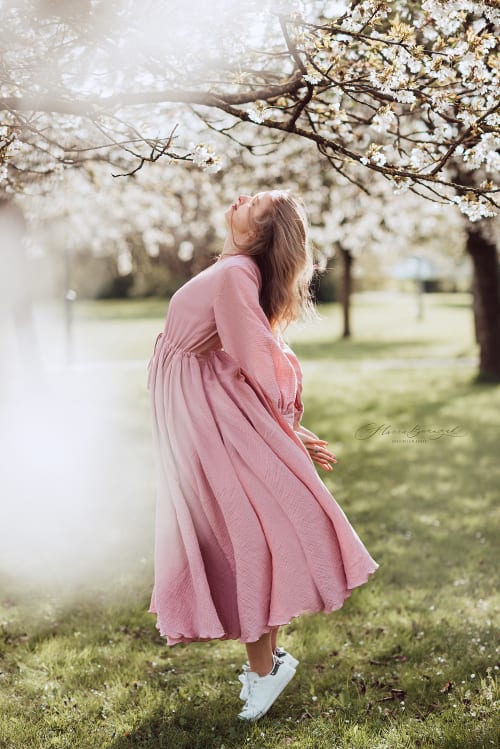 /_vercel/image?url=/Girl+in+pink+dress+is+standing+on+the+toes.+&w=1536&q=100