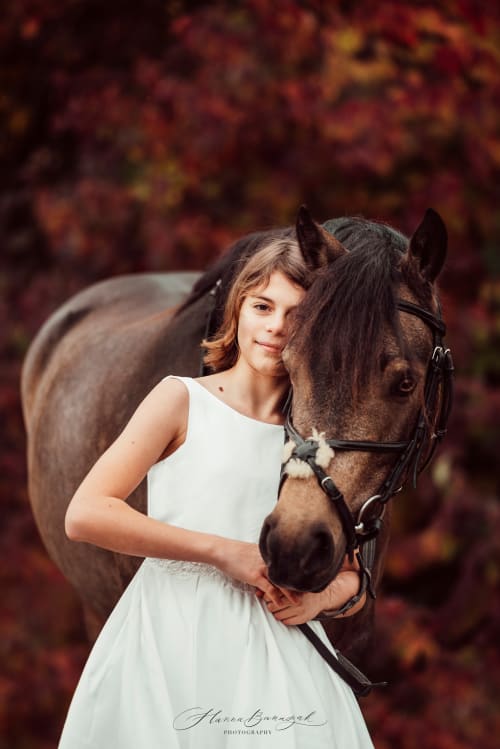/_vercel/image?url=/S%C3%A9ance+photo+d'une+jeune+fille+et+son+poney+en+automne+au+Luxembourg.&w=1536&q=100