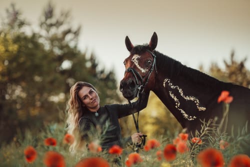 /_vercel/image?url=/Photographie+professionnelle+%C3%A9questre+avec+des+coquelicots+au+Luxembourg.&w=1536&q=100