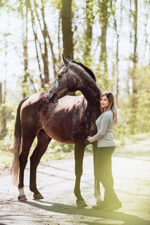 /_vercel/image?url=/Portrait+d'une+femme+avec+un+cheval+en+for%C3%AAt+en+%C3%A9t%C3%A9+au+Luxembourg.&w=1536&q=100