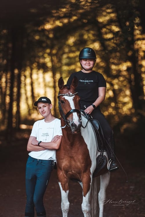 /_vercel/image?url=/Portrait+d'un+ecuyer,+une+cavali%C3%A8re+et+un+cheval+devant+une+for%C3%AAt+au+Luxembourg&w=1536&q=100