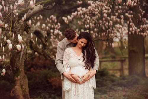 /_vercel/image?url=/Pregnant+woman+with+husband+next+to+magnolias.&w=1536&q=100