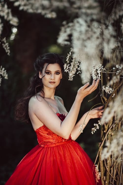 /_vercel/image?url=/Photo+session+artistique+en+robe+rouge+au+Luxembourg.&w=1536&q=100