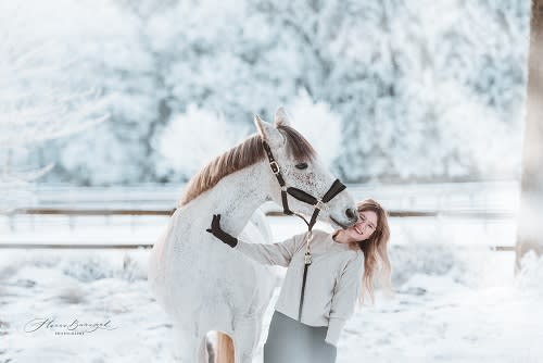 /_vercel/image?url=/Portrait+d'une+femme+qui+rigole+et+un+cheval+en+hiver+au+Luxembourg.&w=1536&q=100