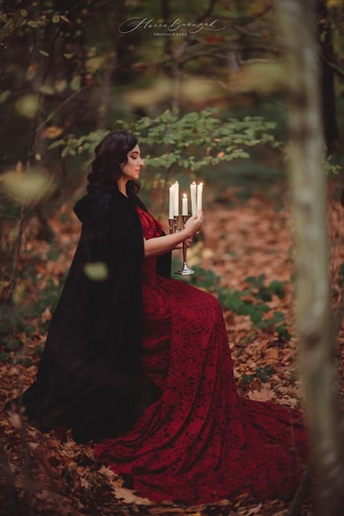 /_vercel/image?url=/Photo+portrait+f%C3%A9minin+d'art+avec+un+chandelier+et+une+robe+rouge+en+automne+au+Luxembourg.&w=1536&q=100