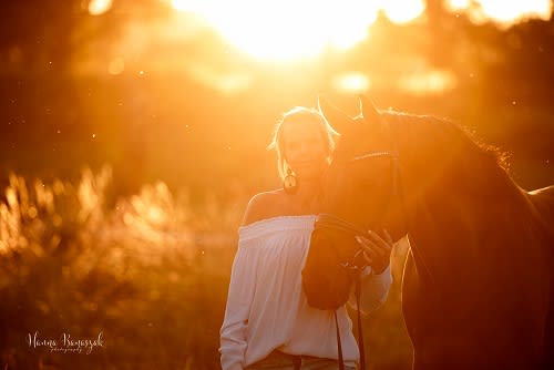 /_vercel/image?url=/Portrait+d'une+femme+et+un+cheval+avec+le+soleil+au+Luxembourg.&w=1536&q=100