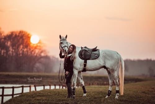 /_vercel/image?url=/Portrait+d'une+femme+et+un+cheval+blanc+au+couch%C3%A9+du+soleil.&w=1536&q=100