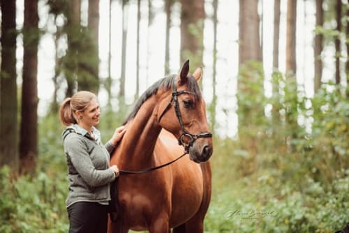 /_vercel/image?url=/Portrait+d'une+femme+qui+sourit+et+un+cheval+en+for%C3%AAt+au+Luxembourg.&w=1536&q=100