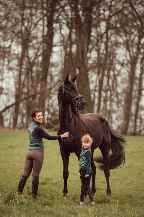 /_vercel/image?url=/Portrait+of+a+Mom+and+her+daughter+with+a+horse.&w=1536&q=100