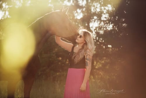 /_vercel/image?url=/Equine+photography+with+lovely+girl+and+her+horse+during+summer+in+Luxembourg.&w=1536&q=100