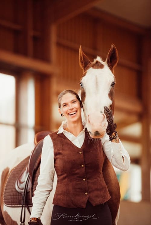 /_vercel/image?url=/Portrait+d'une+femme+et+un+cheval+pie+au+style+western+au+Luxembourg.&w=1536&q=100